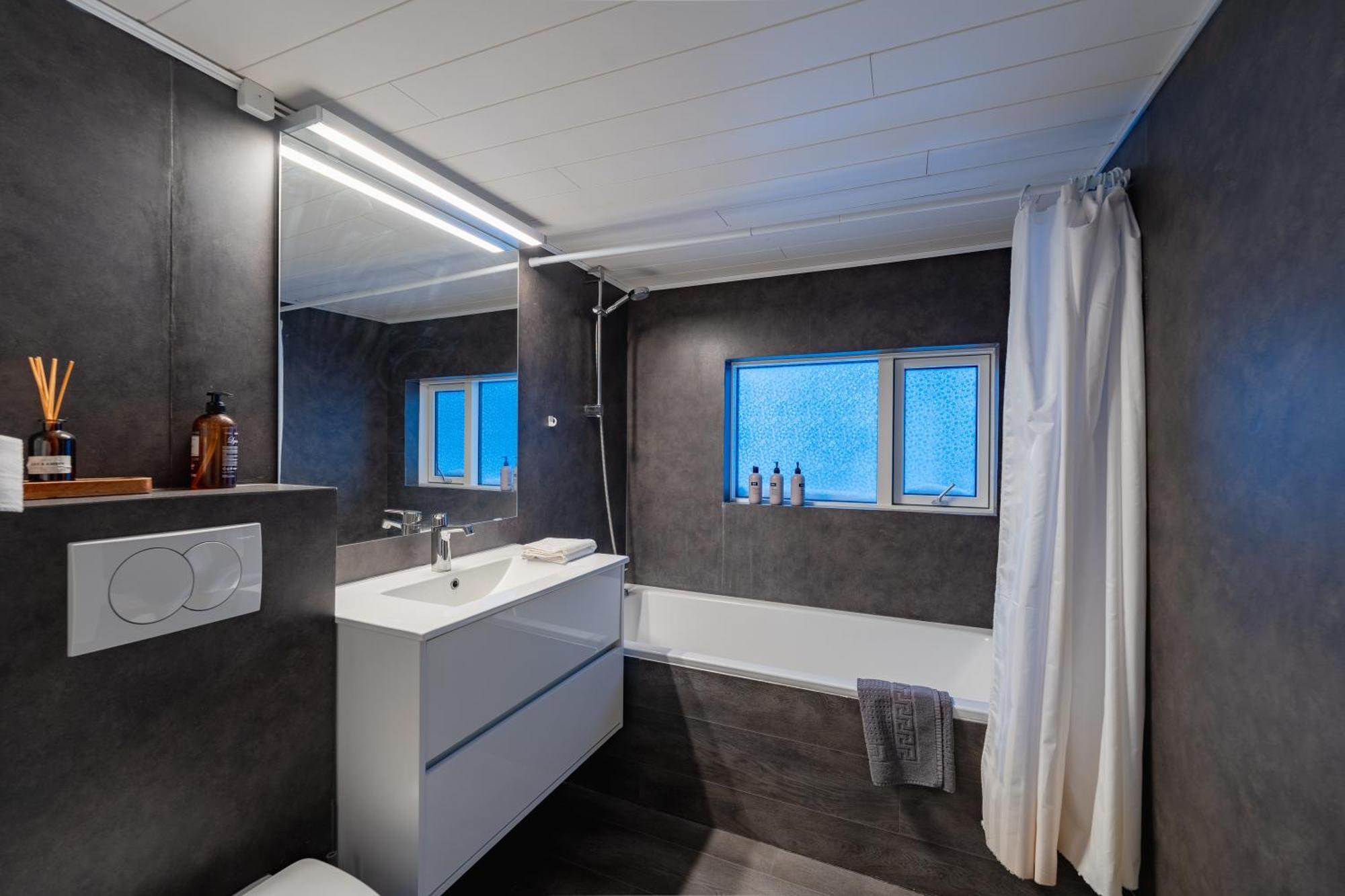 Day Dream Central Akureyri Three Bedroom Apt Extérieur photo